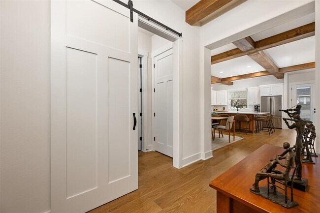 Building Photo - 510 E 7th St