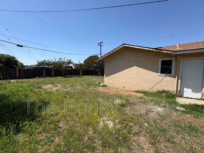 Building Photo - 495 N Perry Ave