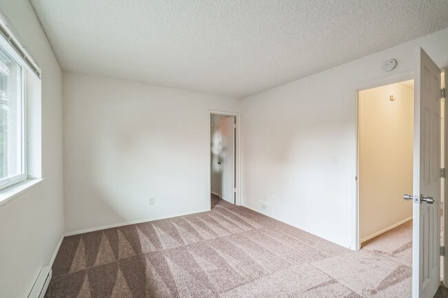 Building Photo - Newly Updated - Spacious Three Bedroom Condo