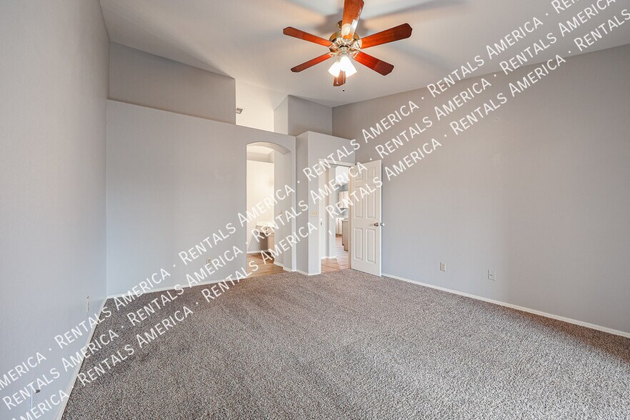 Building Photo - 5515 E Farmdale Ave