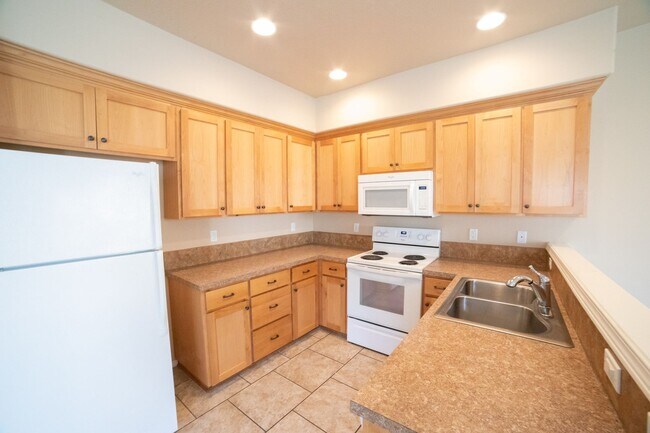Building Photo - Newer Construction Townhome in Canby