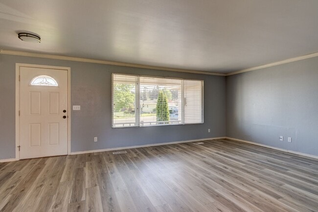Building Photo - 3 Bedroom 2 Bath Single Story Home - Fenced Backyard