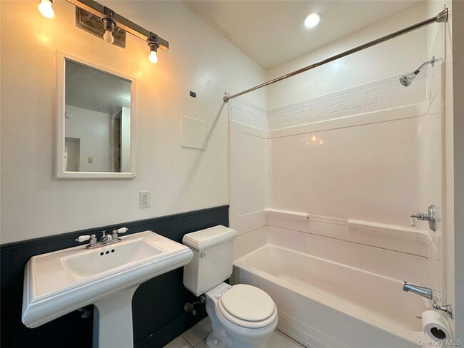 Building Photo - 12 Front St