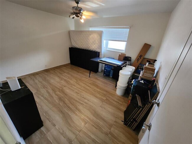 Building Photo - 219 NE 14th Ave