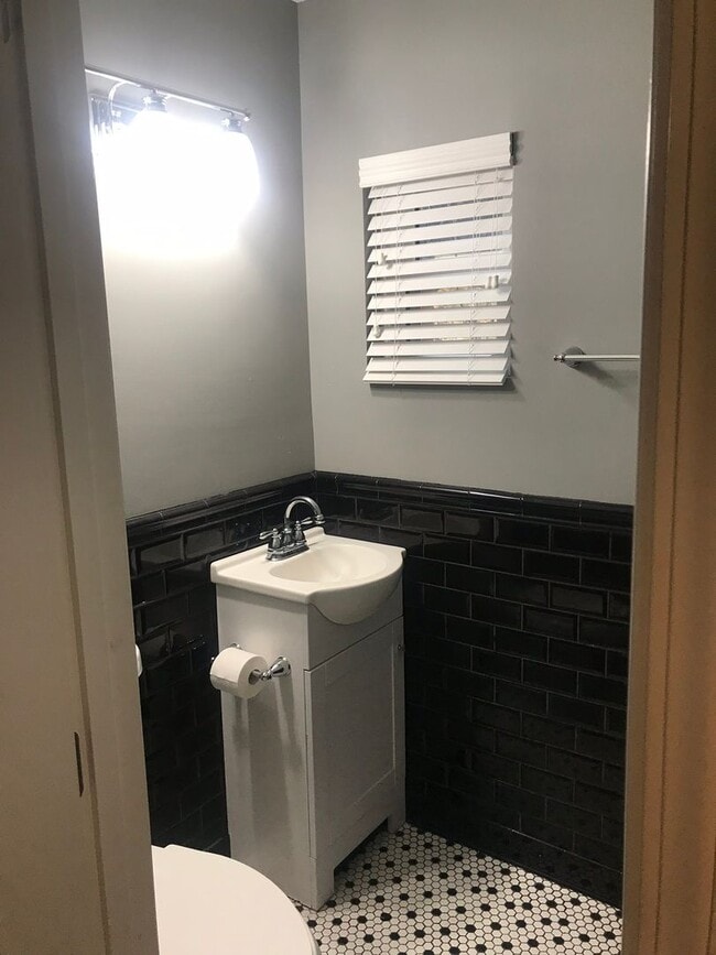 Building Photo - Absolutely Stunning Single Family in Bloomfield!