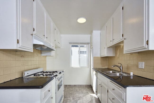 Building Photo - 3126 S Canfield Ave