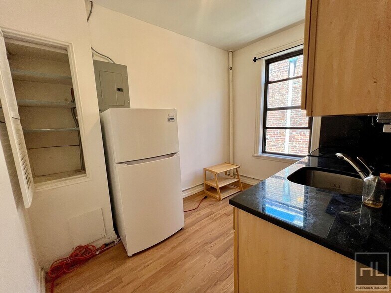 Building Photo - 2-Bedroom 1-Bathroom in an amazing Astoria  Location