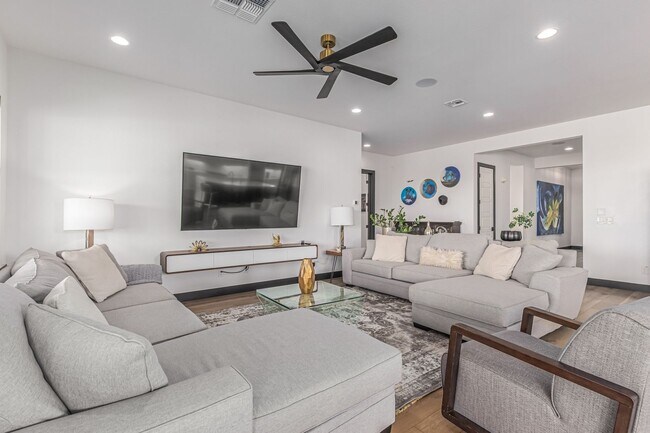 Building Photo - Luxury at Vistal