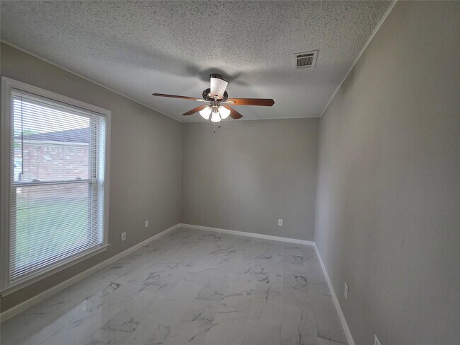 Building Photo - East Heatherock Circle, Sugar Land, TX 77479 - 3 BR 2 BA single-family home