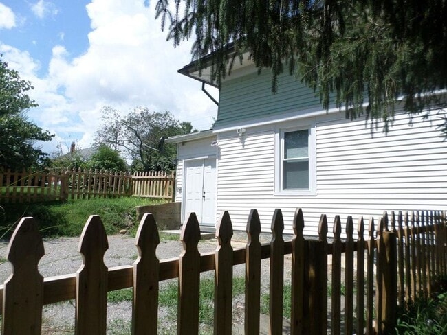 Building Photo - 1075 Cambria St NE