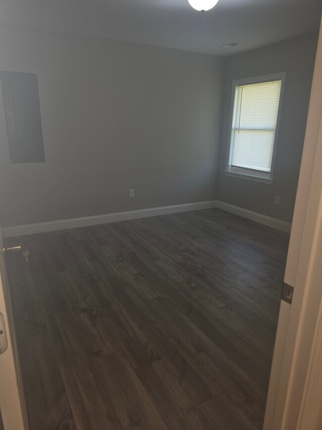 Building Photo - 745 River Rd