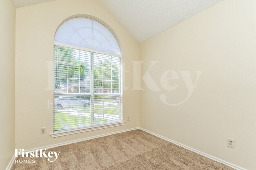 Building Photo - 2021 Greenview Dr