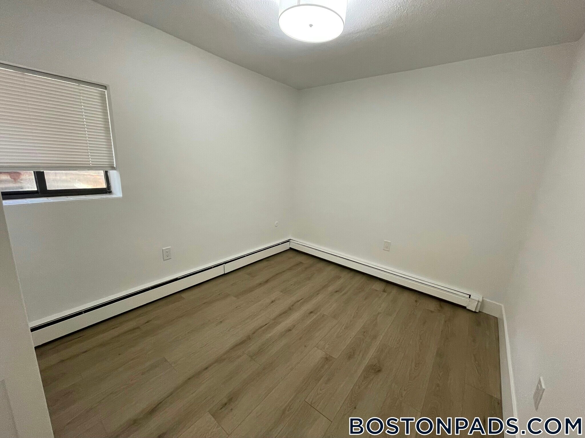 Building Photo - 741 E 6th St