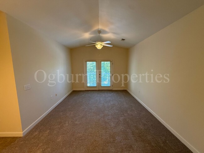 Building Photo - 2BR/2BA Condo, Convenient to University Pkwy & Hwy 52