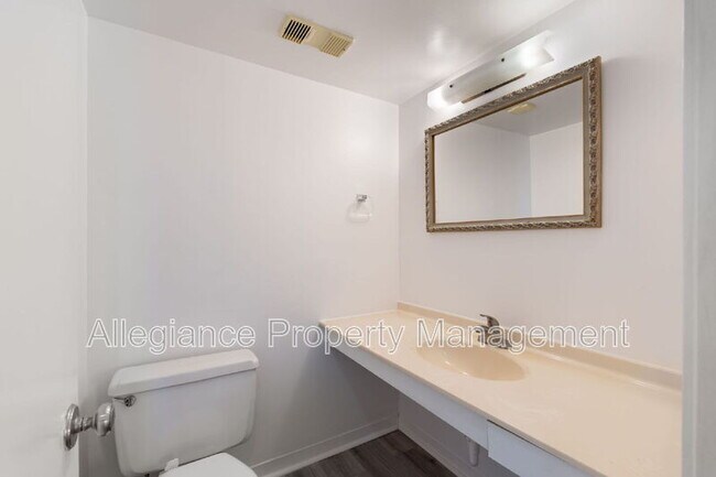 Building Photo - 309 Yoakum Pkwy