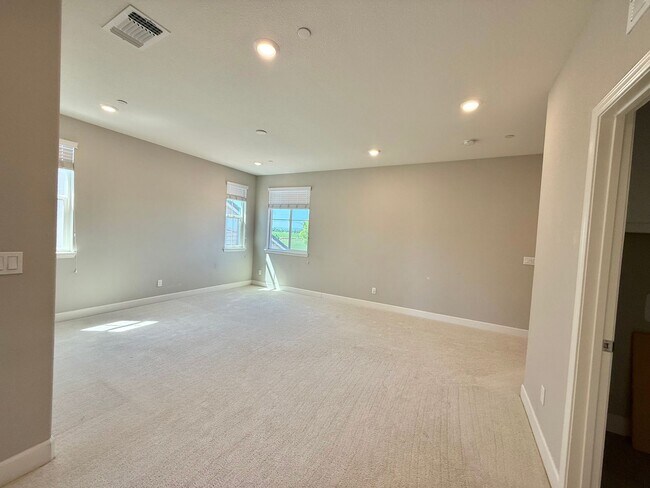 Building Photo - 1561 Osborn Dr
