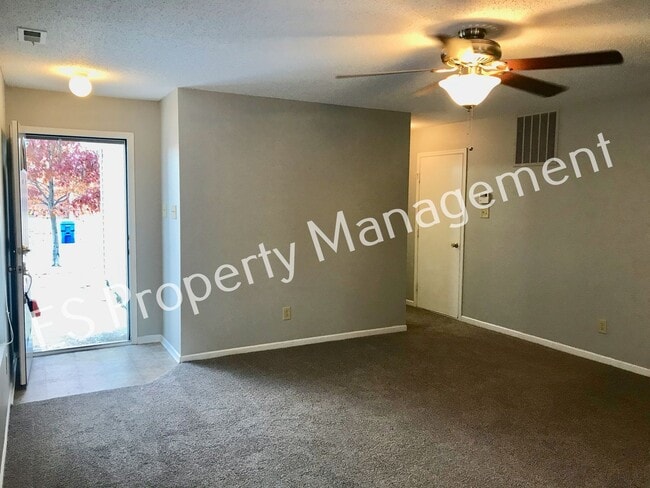 Building Photo - Beautiful 3 Bedroom 2 Bathroom Ranch Style Home in Lawrence!
