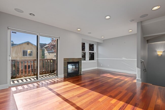 Building Photo - 3Bd/2.5Ba Seattle Townhouse