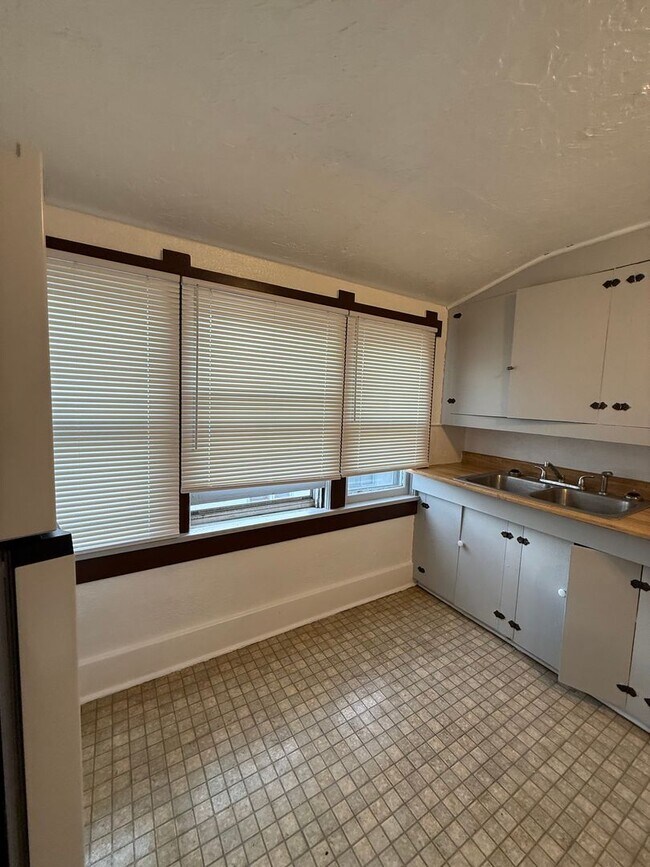 Building Photo - 101 W Second St