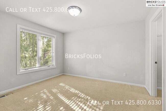 Building Photo - Luxurious 4-bedroom home in Sammamish with...