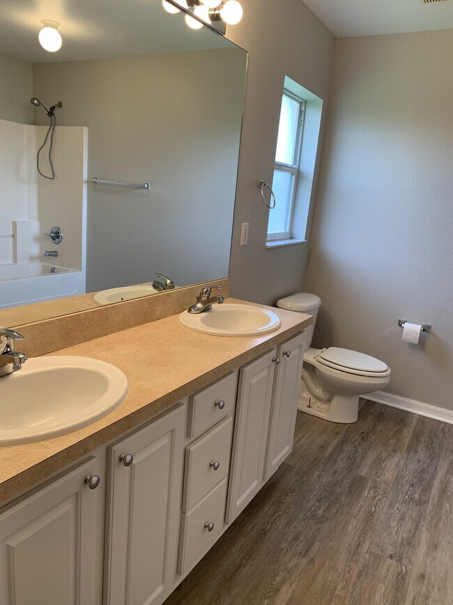 Building Photo - 4311 NE 23rd Pl