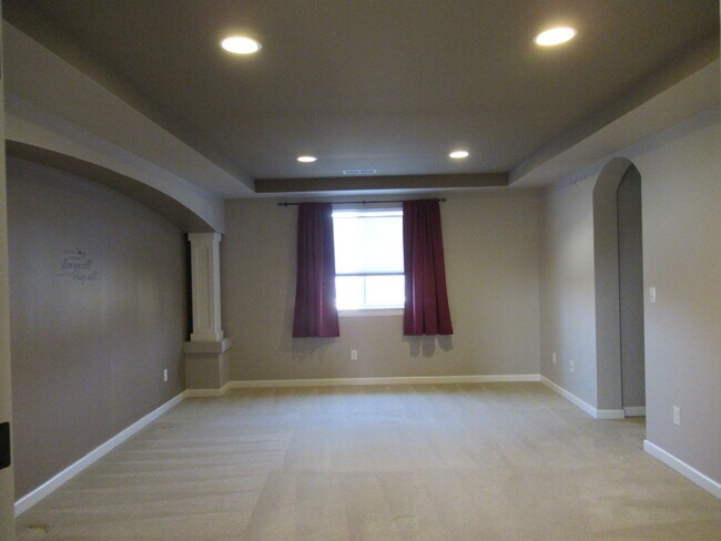Building Photo - Gorgeous 5 bedroom 2.5 bath home in Lakeland Hills