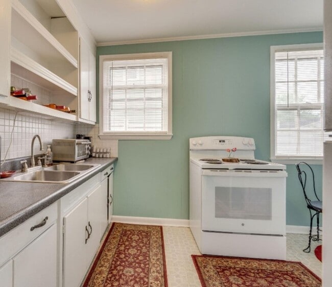 Building Photo - 2 bedroom  1 Bath Brick  home