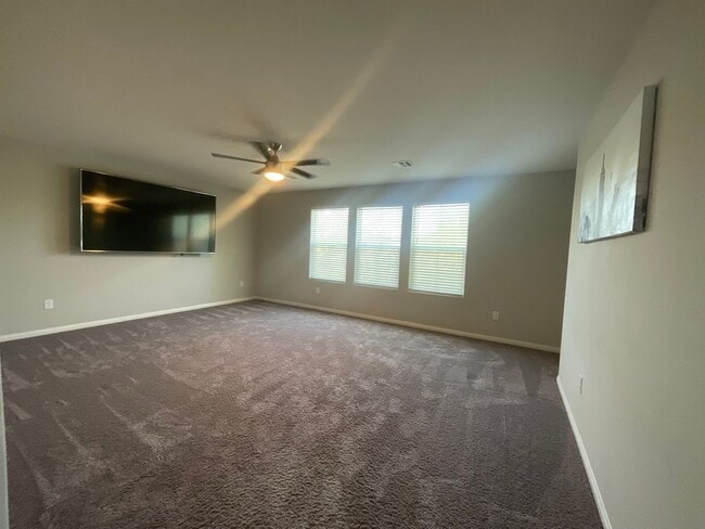 Building Photo - 4brm, 3bth, 1 den, 2cg