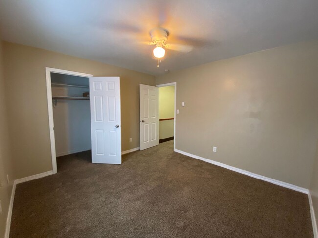 Building Photo - 2 Bed / 1.5 Bath Townhome - Idaho Falls