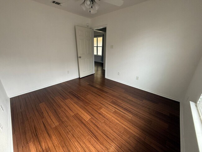 Building Photo - 408 Viola Dr