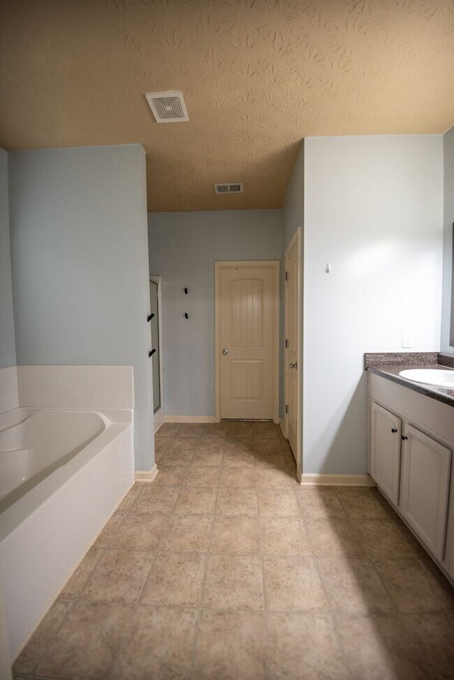 Building Photo - Beautiful home available today!