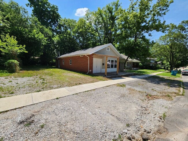 Building Photo - Spacious 3-Bedroom, 1-Bathroom Home AVAILA...