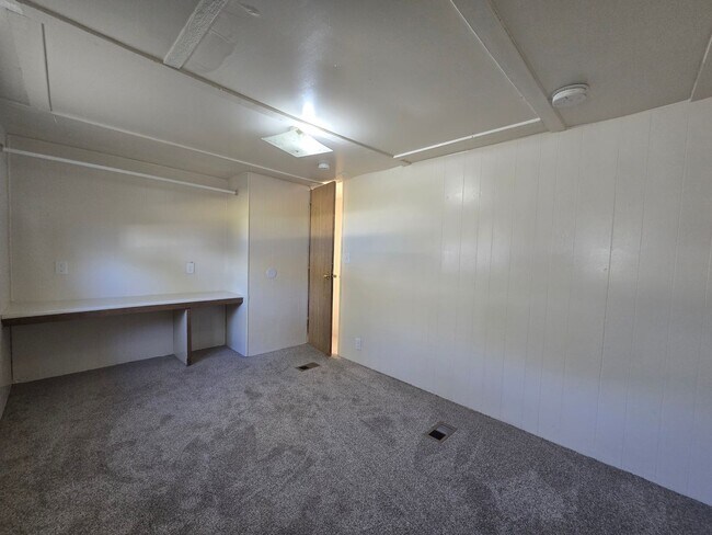 Building Photo - 2 bed 1 bath Home *Section 8 Welcome*