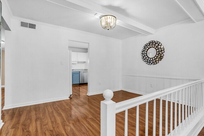 Building Photo - Prime Greenville Location! 3BR Ground Floor Condo in Gated Community