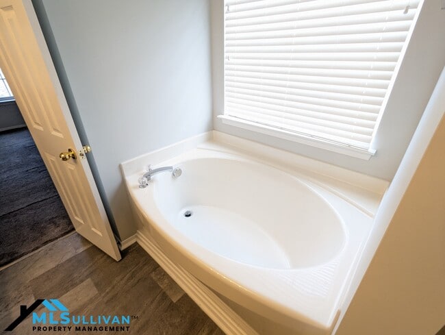 Building Photo - 4807 Mistletoe Ln