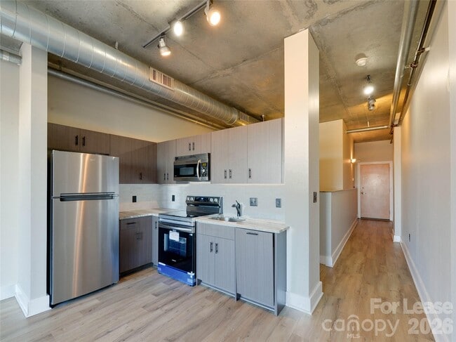 Building Photo - 505 E 6th St