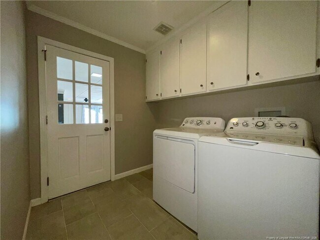 Building Photo - 1710 Chateau Cir