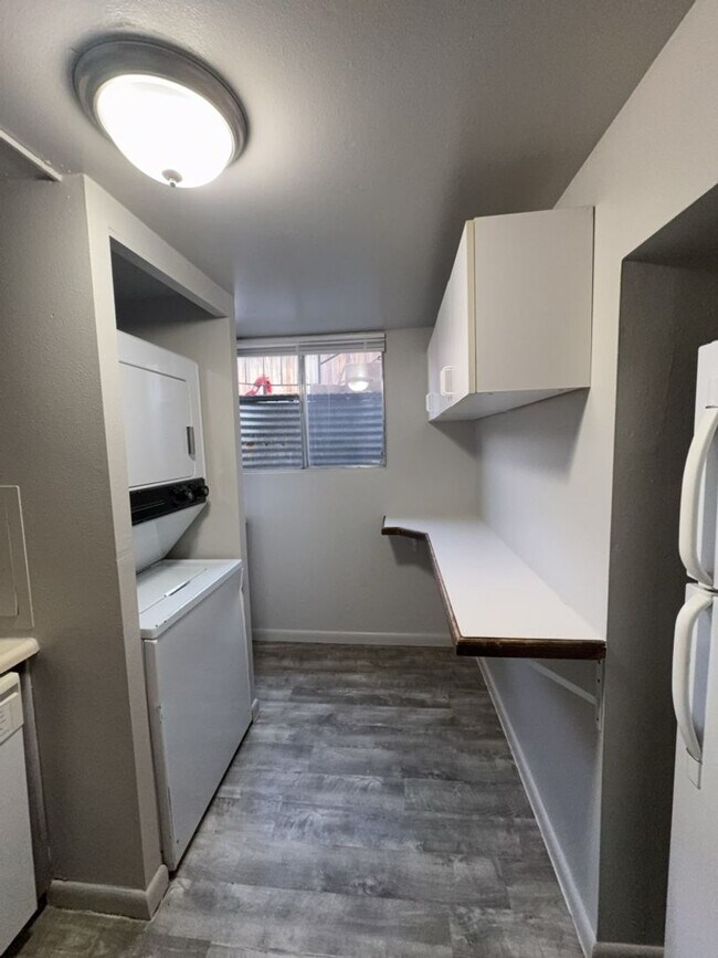 Building Photo - Updated 3 Bed 1 Bath Basement Apartment