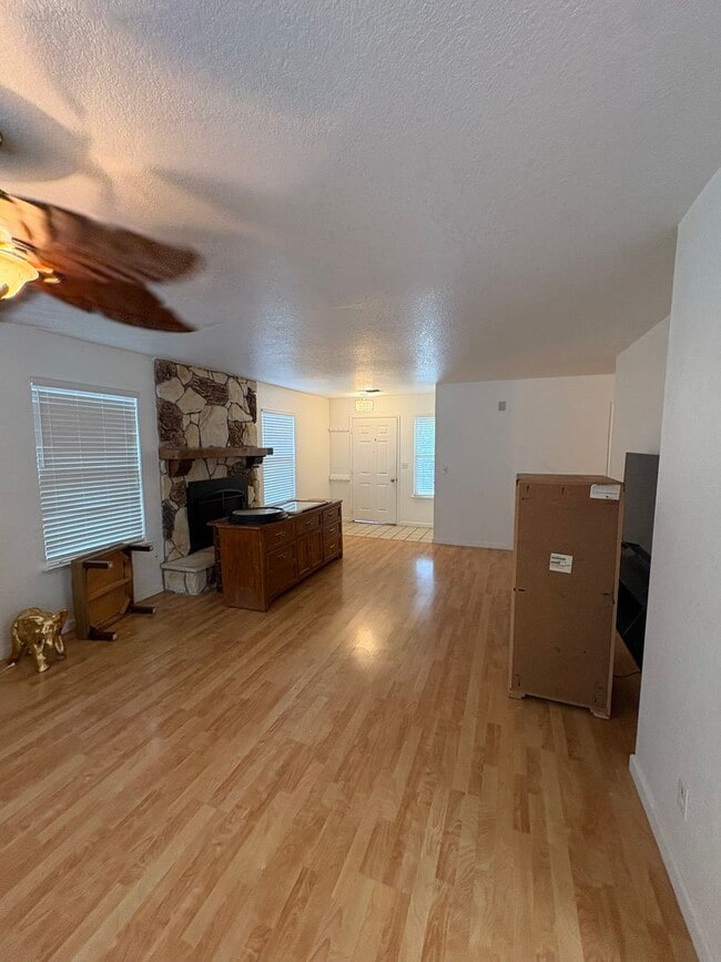 Building Photo - 4 Bedroom Home