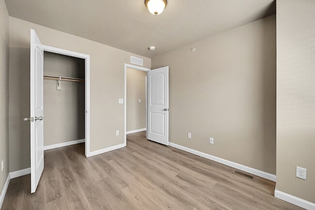 Building Photo - $1,850-3 Bed 3.5 Bath townhome in CO Sprin...