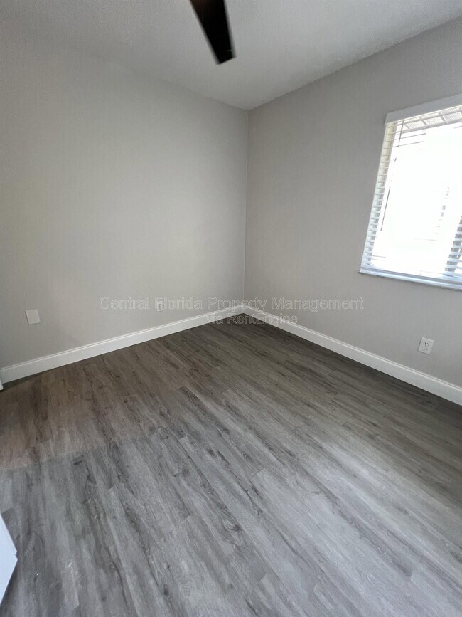 Building Photo - 916 Robinhood Ct