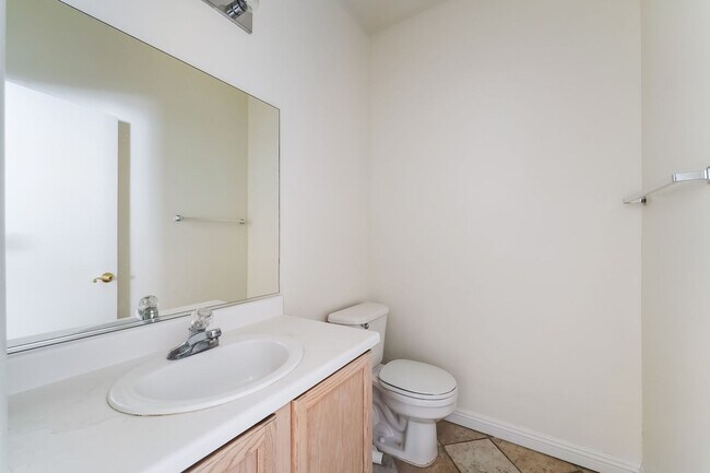 Building Photo - Spacious Henderson Townhome with Modern Up...