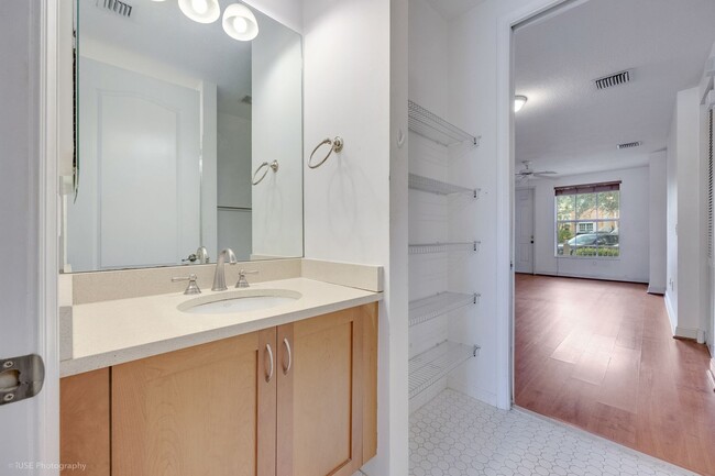 Building Photo - Charming spacious 1 bed 1 bath unit in the...