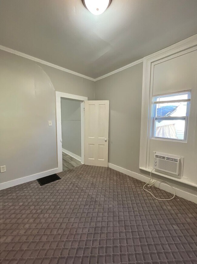 Building Photo - 909 Merchant St