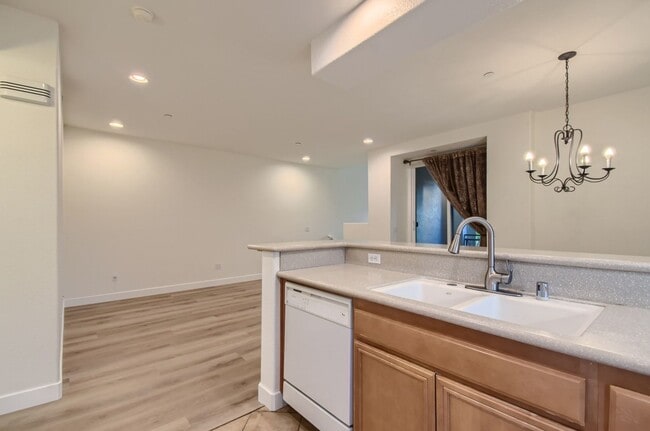 Building Photo - Spectrum Center, 2 Bed | 2 Bath Single Lev...