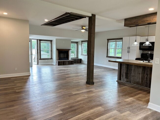 Building Photo - Country living at its finest!