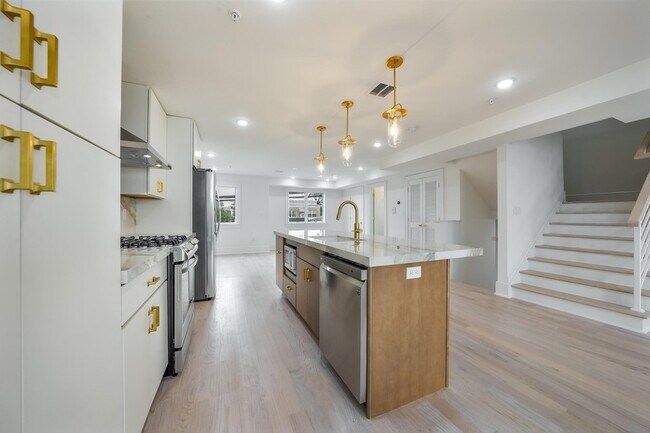 Building Photo - 6719 Meadowview Ave