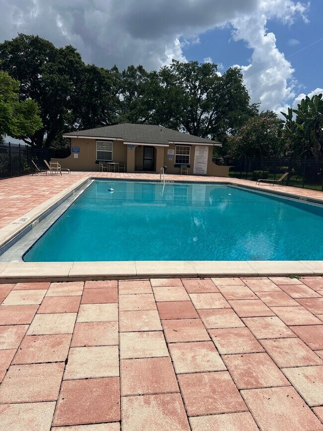 Building Photo - 1/1 Condo in Summit Village Casselberry