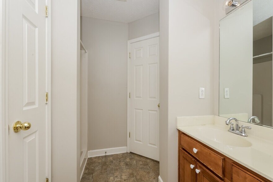 Building Photo - 537 County Farm Rd