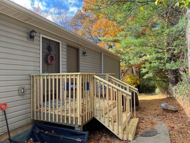 Building Photo - Candler - Two Bedroom updated apartment